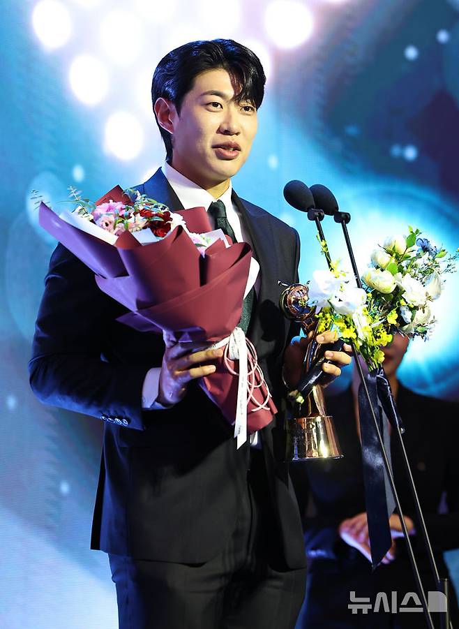 [서울=뉴시스] 최진석 기자 = 키움 송성문이 24일 서울 송파구 롯데호텔 월드에서 열린 '2025 KBO 리그 시상식'에서 3루수부문 수비상을 수상 후 소감을 밝히고 있다. 2025.11.24. myjs@newsis.com