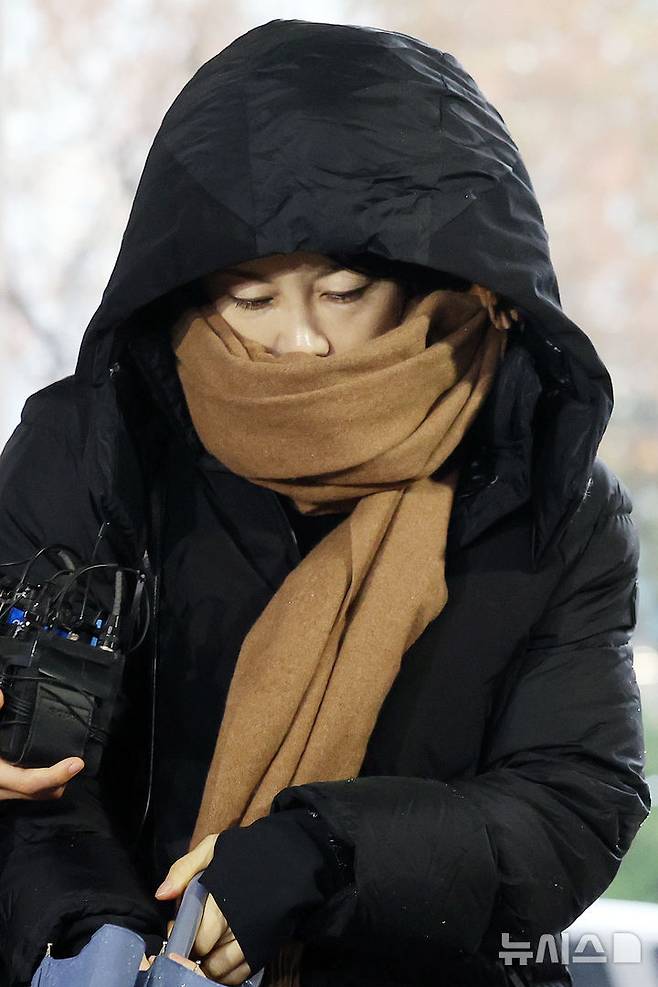 [서울=뉴시스] 조성우 기자 = 음주운전 및 불법숙박업 혐의로 1심에서 벌금형을 선고받은 문재인 전 대통령의 딸 문다혜 씨가 27일 서울 마포구 서울서부지방법원에서 열린 항소심 1차 공판기일에 출석하고 있다. 2025.11.27. xconfind@newsis.com