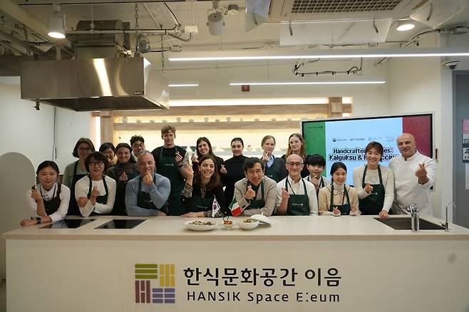 associate_pic[서울=뉴시스] 한식진흥원과 주한이탈리아문화원이 '한국­이탈리아 상호문화교류의 해(2024~2025)'를 기념해 특별전 '한국과 이탈리아의 주방 도구를 통해 만나는 요리의 예술'을 개막했다고 27일 밝혔다. (사진 = 한식진흥원 제공) 2025.11.27.한식진흥원과 주한이탈리아문화원이 '한국­이탈리아 상호문화교류의 해(2024~2025)'를 기념해 특별전 '한국과 이탈리아의 주방 도구를 통해 만나는 요리의 예술'을 개막했다고 27일 밝혔다.전시는 지난 25일부터 다음달 31일까지 한식문화공간 이음 기획대관 전시실에서 진행된다.이번 특별전은 양국의 대표적인 주방 도구를 중심으로 조리 철학과 식문화를 비교해서 조명한다. 인류가 더 나은 맛과 삶을 위해 조리법과 도구를 발전시켜 온 역사적 흐름과 함께 사용방식, 조리법, 도구를 통해 만드는 음식, 문화적 상징성까지 전달한다.개막식에는 주한외국문화원장단 등 국내외 관계자들이 참석했다. 특히 에리카 스파시아 주한이탈리아문화원 원장대행은 친할머니의 파스타 제면기를 직접 전시에 기증해 의미를 더했다.전시 개막 후에는 2층 한식배움터에서 '손으로 만든 국수:칼국수&페투치니' 시연·체험·시식 행사가 이어졌다.한국과 이탈리아 둘 다 면 요리를 즐기는 대표적인 문화권으로, 이날 행사에서는 제면 방식·재료·식감·소스 활용법의 차이를 비교했다.첫 번째 시연은 한식진흥원 김다애 과장이 진행한 칼국수로, 반죽과 칼질, 육수 조리 과정 등 한식 면 요리의 제작 과정을 시연했다. 이어 오스테리아 안나(Osteria Anna)의 비아지오 아프레아 셰프가 이탈리아 페투치네를 시연해 밀·소스 조합 등 이탈리아 특유의 미식 문화를 보여줬다.스파시아 원장대행은 "이탈리아와 한국은 서로 다른 역사를 지녔지만, 전통을 존중하고 음식을 통해 정체성과 삶의 가치를 표현한다는 점에서 공통점이 있다"며 "이번 전시는 단순 비교가 아니라 대화·이해·공존으로 확장되는 식문화 교류 모델"이라고 강조했다.이규민 한식진흥원 이사장은 "음식은 한 나라의 문화와 정체성을 가장 깊이 이해할 수 있는 언어이며, 주방 도구는 그 안에 담긴 삶의 방식과 철학을 읽을 수 있는 문화유산"이라며 "이번 전시가 양국의 문화적 유산에 대한 존중과 새로운 교류 확장의 출발점이 되길 기대한다"고 말했다.   *재판매 및 DB 금지