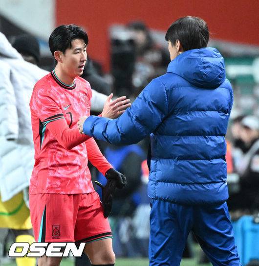 [OSEN=서울월드컵경기장, 이대선 기자] 홍명보호가 어려운 경기 끝에 2025년 마지막 A매치를 승리로 장식했다.홍명보 감독이 이끄는 한국 축구대표팀은 18일 오후 8시 서울월드컵경기장에서 열린 11월 A매치 두 번째 친선경기에서 '아프리카 강호' 가나를 상대로 1-0 승리했다.내달 2026 국제축구연맹(FIFA) 북중미 월드컵 조 추첨을 앞두고 열리는 마지막 평가전이었다. 한국은 가나까지 잡아내면서 사상 최초로 월드컵 포트 2를 확정하게 됐다.후반 대한민국 손흥민이 교체되며 홍명보 감독과 하이파이브를 나누고 있다. 2025.11.18 /sunday@osen.co.kr