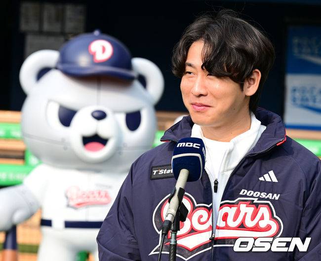[OSEN=잠실, 지형준 기자] 프로야구 두산 베어스가 23일 오후 서울 잠실야구장에서 ‘2025&nbsp;곰들의 모임’을 개최했다.곰들의 모임은 한 시즌 동안 변함없는 응원을 보내준 최강&nbsp;10번타자 팬들에게 감사의 마음을 전하기 위해 마련된 팬 페스티벌이다.4년 최대 80억 원 초대형 FA 계약을 통해 두산으로 이적한 박찬호가 행사에 앞서 방송 인터뷰를 하고 있다. 2025.11.23 /jpnews@osen.co.kr