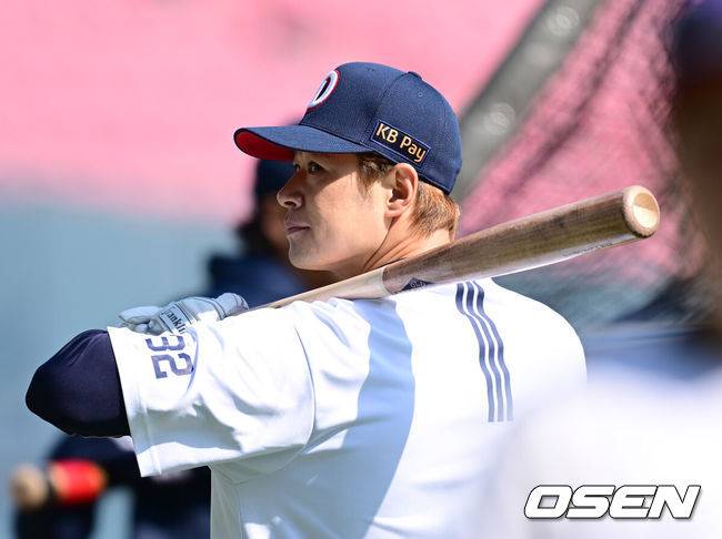 [OSEN=잠실, 김성락 기자] 25일 오후 서울 잠실야구장에서 ‘2025 신한 SOL Bank KBO리그’ 두산 베어스와 롯데 자이언츠의 경기가 열렸다.홈팀 두산은 최원준, 원정팀 롯데는 데이비슨을 선발로 내세웠다. 경기 시작에 앞서 두산 김재환이 훈련을 하고 있다.  2025.04.25/ ksl0919@osen.co.kr