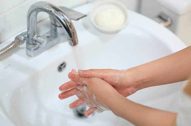 미지근한 물로 손을 씻는 모습. 게티이미지뱅크