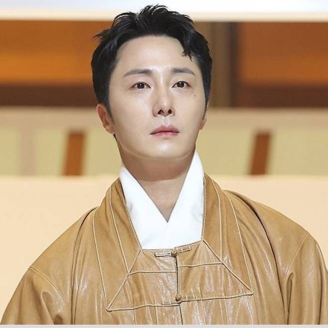 배우 정일우가 8월 7일 서울 강남구 코엑스에서 열린 한복박람회 '2025년 한복상점'에서 전통한복 패션쇼 런웨이를 밟고 있다. 연합뉴스