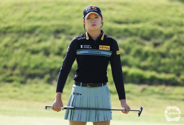 그린을 파악하고 있는 방신실. 사진 제공=KLPGA