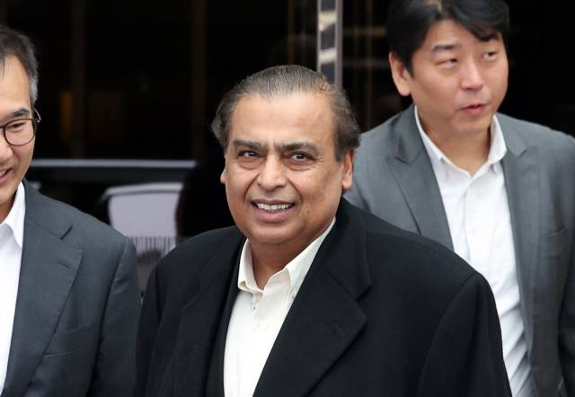 아시아 최대 부호 무케시 암바니 인도 릴라이언스 그룹 회장이 25일 서울 강서구 서울김포비즈니스항공센터를 통해 입국하고 있다. 뉴스1