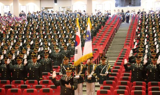 지난 2025년 6월 27일 충북 괴산군 육군학생군사학교에서 ‘2025년 대한민국 육군장교 통합임관식’이 진행되고 있다. 사진은 신임장교들이 임관선서를 하고 있는 모습. 사진 제공=육군