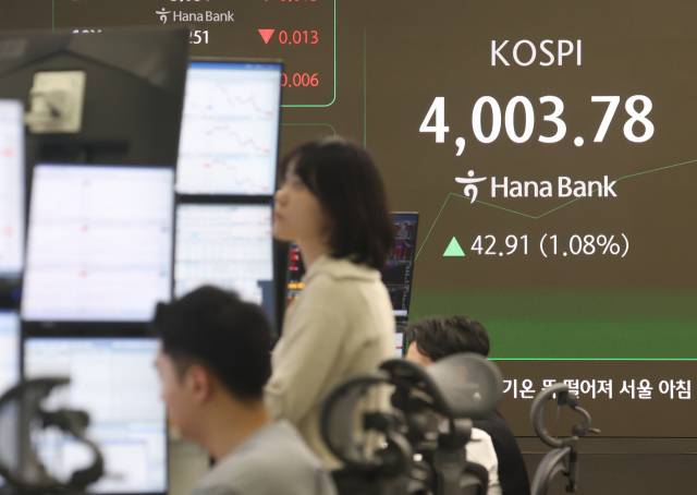 27일 오전 중구 하나은행 본점 딜링룸 전광판에 실시간 코스피가 표시돼 있다. 연합뉴스
