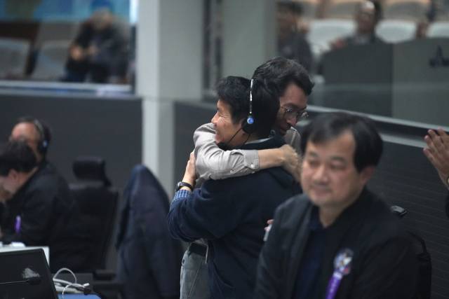 처음으로 민간 주도로 제작된 한국형 발사체 누리호(KSLV-II)가 성공적으로 발사된 27일 전남 고흥군 나로우주센터 발사지휘센터에서 관계자들이 기뻐하고 있다. 사진 제공=한국항공우주연구원