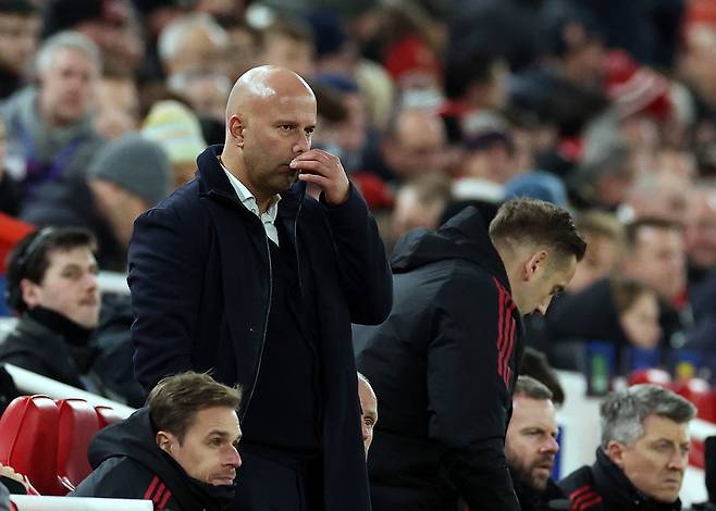 리버풀 아르네 슬롯 감독이 27일 심각한 표정으로 에인트호번전을 지켜보고 있다. 로이터연합뉴스