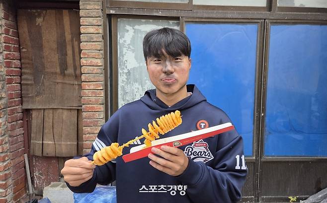 홍민규가 25일 서울 서대문구에서 진행된 두산 연탄배달 봉사 현장에서 인터뷰하고 있다. 유새슬 기자