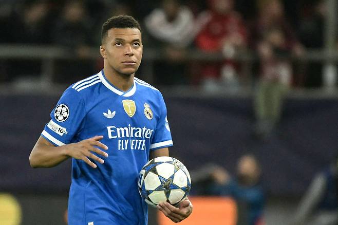 레알 마드리드의 킬리안 음바페가 27일 그리스 피레아스에서 열린 2025~2026 유럽챔피언스리그 리그 페이즈 5차전에서 4-3으로 승리한 뒤 해트트릭 기념공을 들고 있다. 피레아스 | AFP연합뉴스