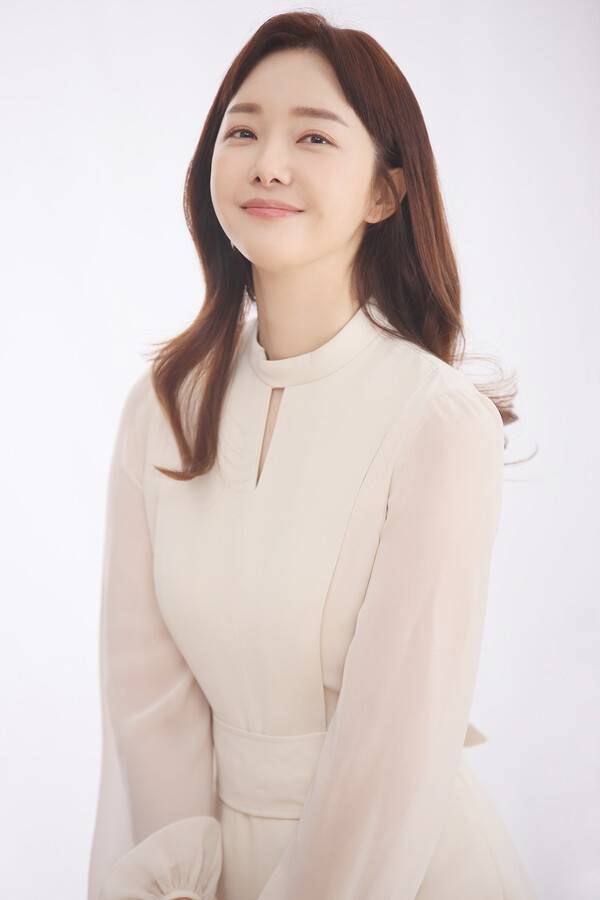 ▲ 에이치오 에이엔앰과 전속계약을 맺은 정소영. 제공|에이치오 에이엔앰