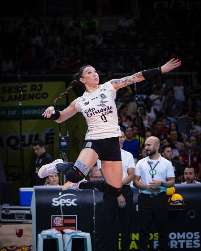 높은 체공력을 바탕으로 강스파이크를 날리는 티파니. /사진=티파니 아브레유 SNS