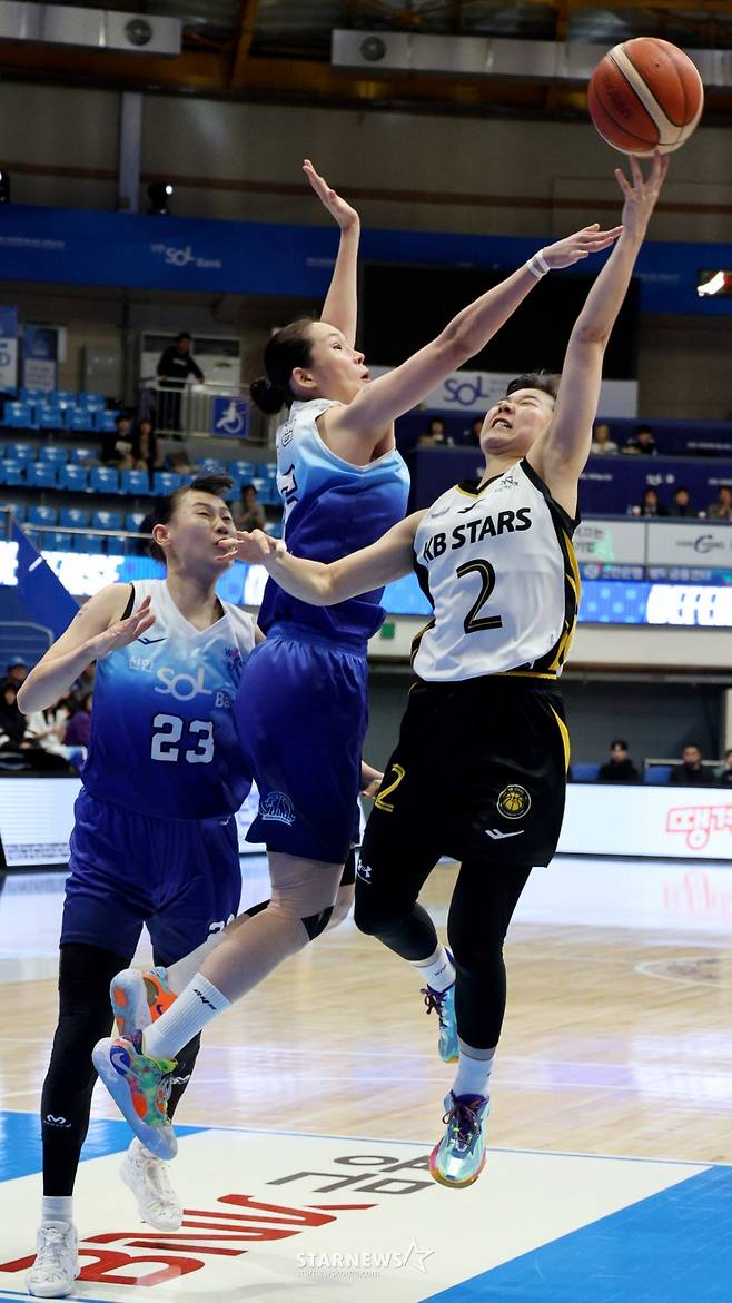 [한번에쓱] '역전에 역전에 버저비터 역전까지' 박지수 빠진 WKBL 신한-KB 이슬대첩