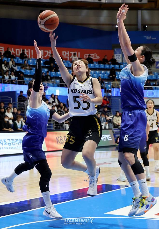 [한번에쓱] '역전에 역전에 버저비터 역전까지' 박지수 빠진 WKBL 신한-KB 이슬대첩