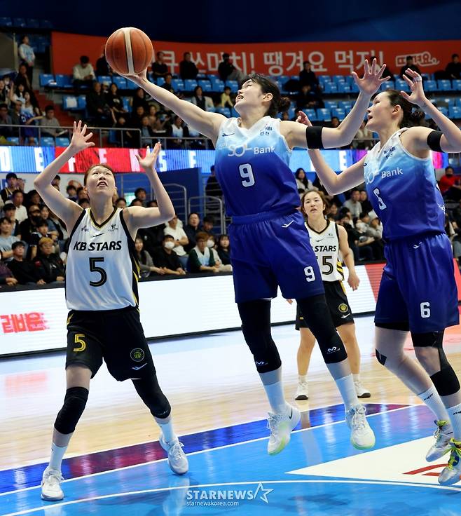 [한번에쓱] '역전에 역전에 버저비터 역전까지' 박지수 빠진 WKBL 신한-KB 이슬대첩