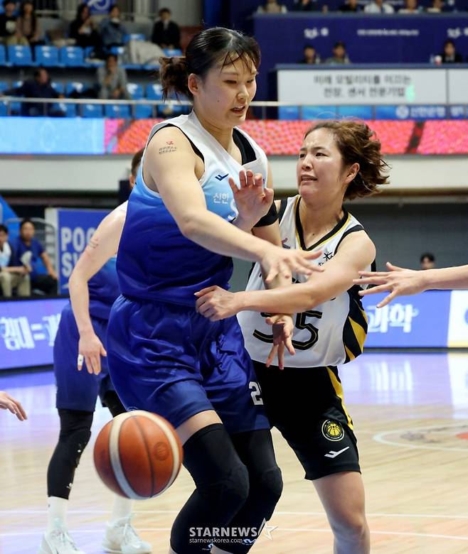 [한번에쓱] '역전에 역전에 버저비터 역전까지' 박지수 빠진 WKBL 신한-KB 이슬대첩