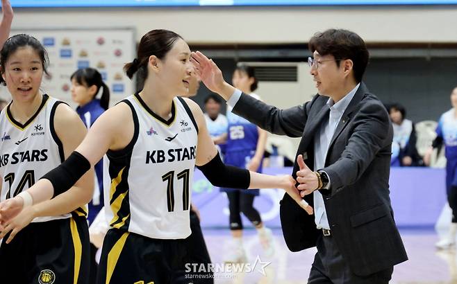 [한번에쓱] '역전에 역전에 버저비터 역전까지' 박지수 빠진 WKBL 신한-KB 이슬대첩