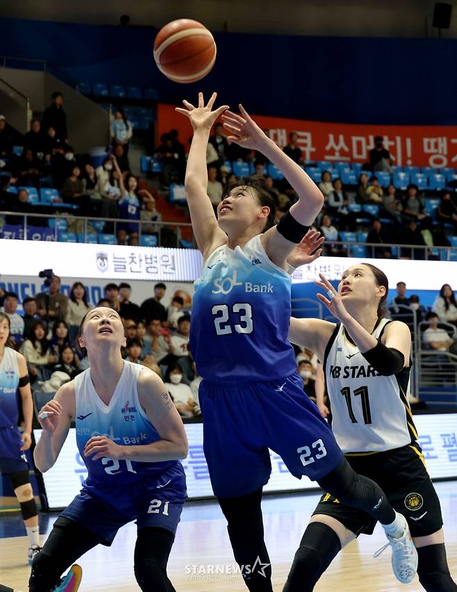 [한번에쓱] '역전에 역전에 버저비터 역전까지' 박지수 빠진 WKBL 신한-KB 이슬대첩