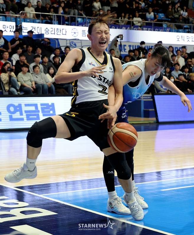 [한번에쓱] '역전에 역전에 버저비터 역전까지' 박지수 빠진 WKBL 신한-KB 이슬대첩