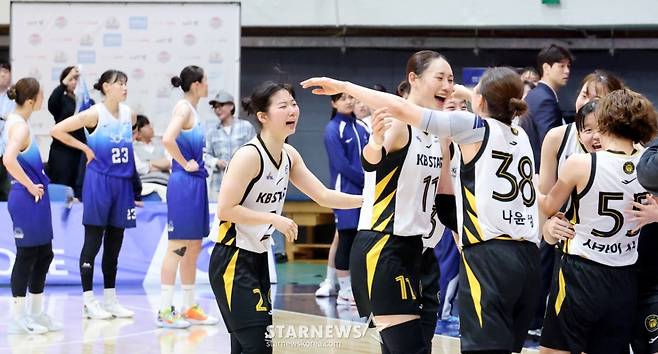 [한번에쓱] '역전에 역전에 버저비터 역전까지' 박지수 빠진 WKBL 신한-KB 이슬대첩