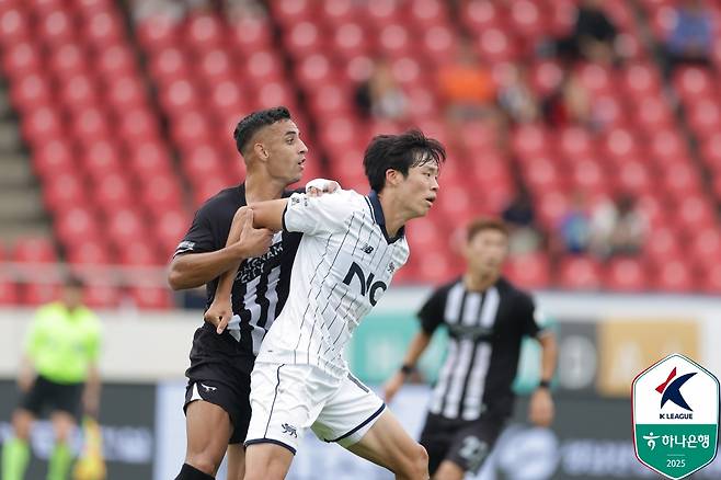 치열한 경합 중인 성남FC 베니시오(왼쪽)와 서울 이랜드 정재민. /사진=한국프로축구연맹 제공
