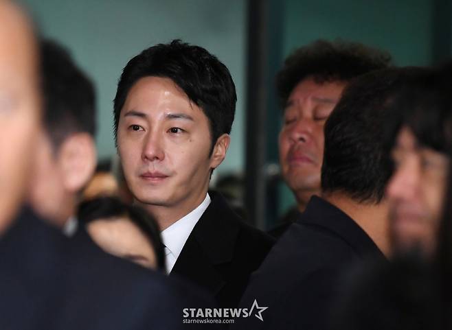 [서울=뉴시스] 김진아 기자 = 27일 오전 서울 송파구 아산병원 장례식장에서 엄수된 원로 배우 고(故) 이순재의 발인에서 배우 정일우가 고인의 마지막 길을 배웅하고 있다. (공동취재) 2025.11.27. photo@newsis.com /사진=김진아