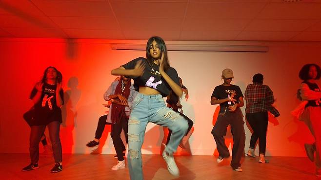 2022년 11월 남아공 프리토리아 한국문화원서 공연하는 한류팬들 [김성진 촬영]