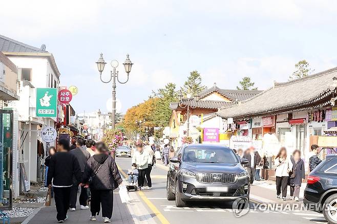 관광객 발길 이어진 경주 황리단길 (경주=연합뉴스) 손대성 기자 = 3일 경북 경주 도심의 대표 관광지인 황리단길에서 관광객이 걸어가고 있다.
    경주시는 최근 아시아태평양경제협력체(APEC) 정상회의가 열린 뒤 국내외 관광객이 몰려 특수를 누리고 있다고 밝혔다. 2025.11.3 sds123@yna.co.kr