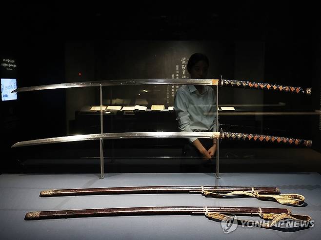 이순신의 글씨가 있는 장검 (서울=연합뉴스) 강민지 기자 = 27일 서울 용산구 국립중앙박물관에서 '우리들의 이순신' 전시 언론공개회에서 참석자가 '이순신 장검'을 둘러보고 있다. 충무공 탄신 480주년과 광복 80주년을 맞아 선보이는 전시는 다음 달 4일까지는 무료 개방한다. 2025.11.27  mjkang@yna.co.kr