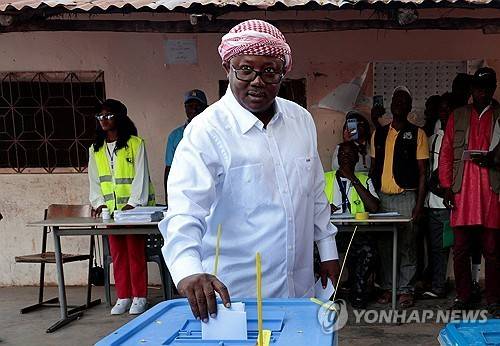 지난 23일(현지시간) 대선에서 투표하는 우마로 시소코 엠발로 기니비사우 대통령 [로이터 연합뉴스 자료사진. 재판매 및 DB 금지]