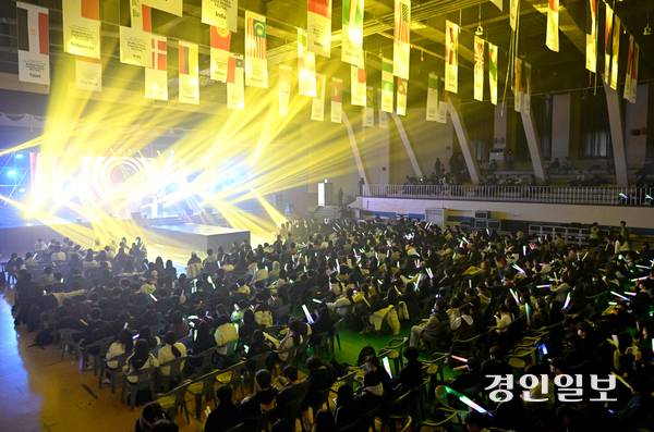 27일 오후 의정부시 신한대학교 체육관에서 2025 푸른별콘서트가 화려하게 펼쳐지고 있다. 2025.11.27 /최은성기자 ces7198@kyeongin.com