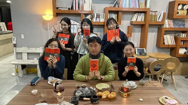지난 27일 창작소극장서 열린 ‘salon de 울림: 배우와 함께하는 희곡의 소리’ 낭독 모임에 참여한 참가자들이 기념사진을 찍고있다. 전현아 기자. (완쪽 위부터 시계방향으로) 류가연, 정세영, 김은정, 임은영, 김다비, 정숙인 씨.