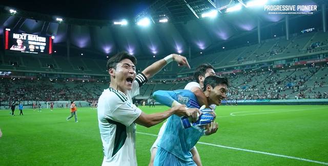 구단이 보낸 인터뷰 영상 속 동료 선수를 격려하는 박진섭. 직접 캡처