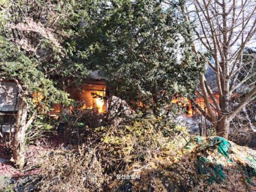 28일 오후 2시01분께 정선군 정선읍 봉양리 일원의 주택 옆 창고에서 원인을 알 수 없는 불이 나 출동한 소방대에 의해 40분만에 꺼졌다.<사진=정선소방서 제공>