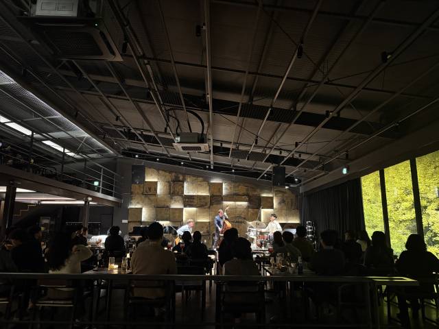 지난 9일 베리어스 재즈클럽에서 영국 출신의 재즈계에서 급부상 중인 기타리스트 톰 올렌도프가 베이시스트 코너 채플린과 한국인 드러머 김종국과 함께했다. 최현정 기자