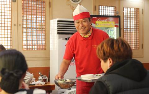 박기대 대표는 지금도 여전히 칼국수 면을 뽑는다.