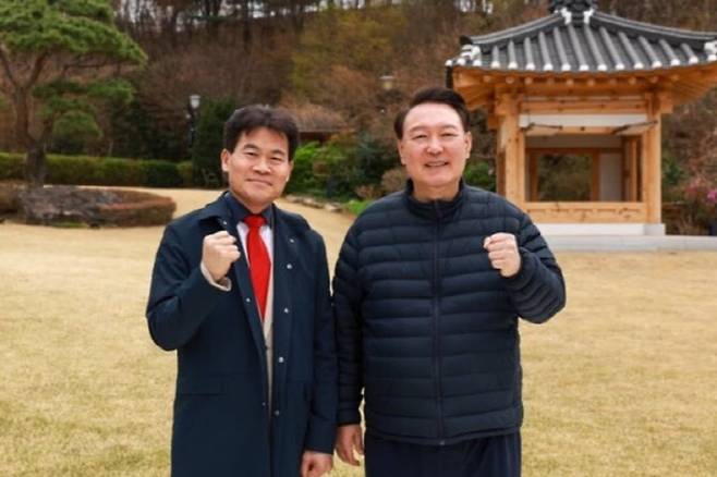 지난 4월 전 한국사 강사 전한길(왼쪽)씨가 서울 용산구 한남동 관저에서 윤석열 전 대통령을 만났다.(사진=전한길뉴스)