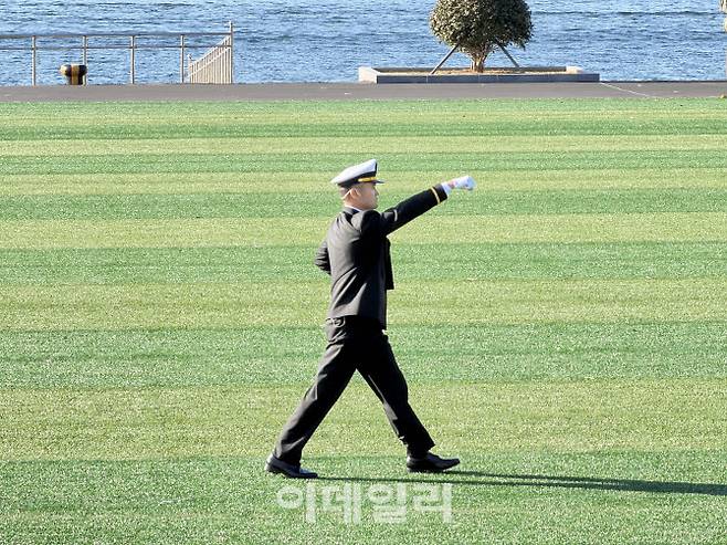 이재용 삼성전자 회장의 장남 이지호(24)씨가 28일 오후 2시 경남 창원 진해구 해군사관학교 연병장에서 열린 제139기 해군·해병대 사관후보생 수료 및 임관식에서 제식 동작을 선보이고 있다. (사진=박원주 기자)