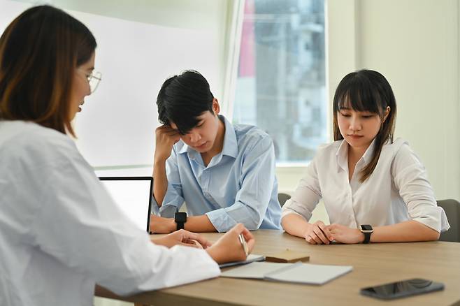 정기적으로 부부 상담을 받고 있음에도 불구하고 둘 사이가 좀처럼 좁혀질 기미를 보이지 않는다면 '이쯤 했으면 정말 노력했다'는 신호로 받아들일 수 있다. 사진= 게티이미지뱅크