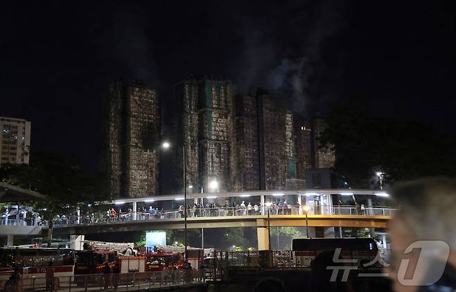 27일 홍콩 북부 타이포 구역의 아파트 단지 웡 푹 코트(Wang Fuk Court) 화재 현장에서 소방대원들이 잔불 진화 작업을 이어가고 있다. 2025.11.27/뉴스1 ⓒ News1 권현진 기자
