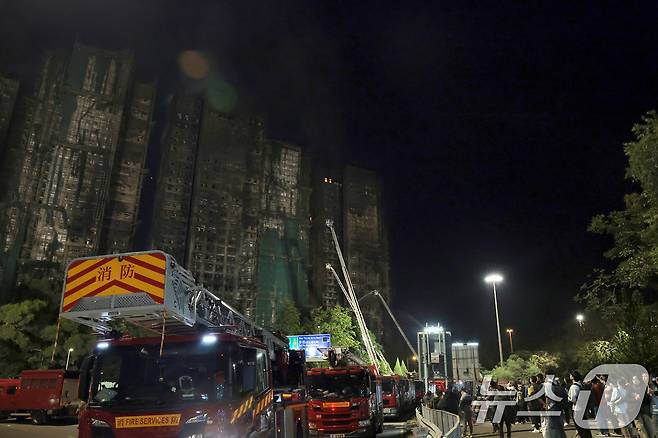 27일 홍콩 북부 타이포 구역의 아파트 단지 웡 푹 코트(Wang Fuk Court) 화재 현장에서 소방대원들이 잔불 처리를 하고 있다. 2025.11.27/뉴스1 ⓒ News1 권현진 기자