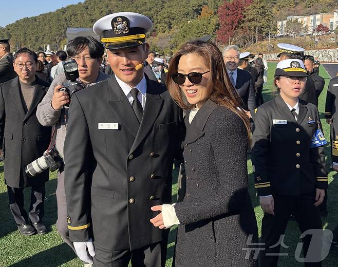 임세령 대상홀딩스 부회장이 28일 경남 창원시 해군사관학교에서 열린 해군 학사사관후보생 139기 임관식에서 장남 지호 씨와 기념촬영을 하고 있다(공동취재단). 2025.11.28/뉴스1 ⓒ News1 박주평 기자