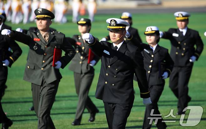 이재용 삼성전자 회장의 장남 이지호 씨가 28일 경남 창원시 진해구 해군사관학교 연병장에서 열린 제139기 해군·해병대 사관후보생 수료 및 임관식에서 분열하기 위해 이동하고 있다. 2025.11.28/뉴스1 ⓒ News1 윤일지 기자