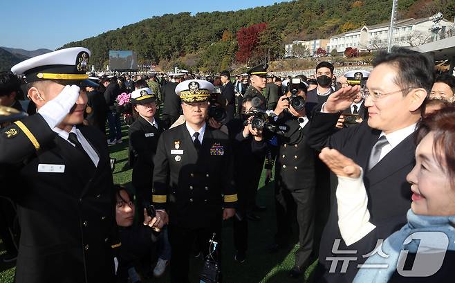 이재용 삼성전자 회장과 홍라희 삼성미술관 리움 명예관장이 28일 경남 창원시 진해구 해군사관학교 연병장에서 열린 제139기 해군·해병대 사관후보생 수료 및 임관식에서 아들 이지호 소위에게 경례를 받고 있다. (공동취재) 2025.11.28/뉴스1 ⓒ News1 윤일지 기자