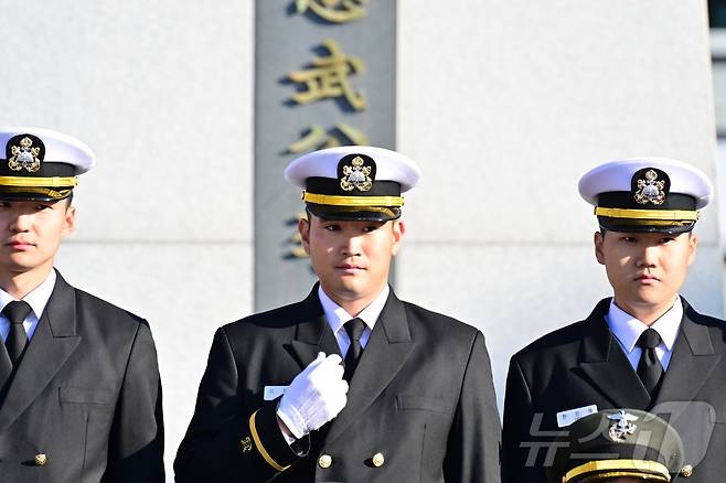 28일 경남 진해 해군사관학교에서 열린 제139기 해군·해병대 사관후보생 임관식에서 이재용 삼성전자 회장의 장남 이지호 소위가 동기들과 기념촬영을 하고 있다. (공동취재) 2025.11.28/뉴스1 ⓒ News1 윤일지 기자