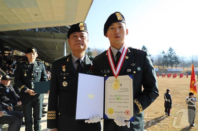 육군 특수전학교에서 28일 열린 특전부사관 임관식에서 국방부장관상을 받은 유민석 하사가 기념촬영을 하고 있다.(특수전학교 제공) ⓒ News1 김평석 기자