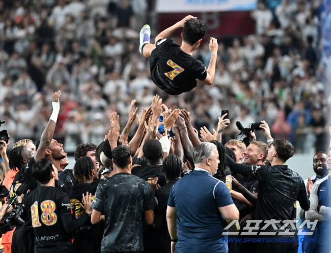 3일 서울월드컵경기장에서 열린 토트넘과 뉴캐슬의 경기, 손흥민이 헹가레를 받고 있다. 상암=허상욱 기자wook@sportschosun.com/2025.08.03/