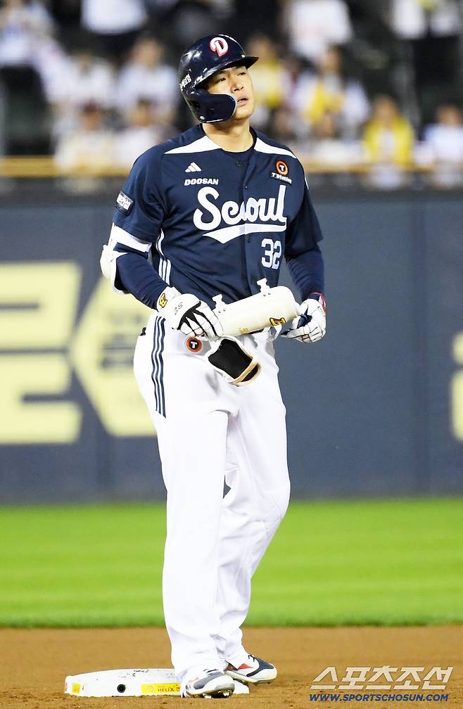 30일 잠실구장에서 열린 LG 트윈스와 두산 베어스의 경기. 두산 김재환이 안타를 날린 뒤 숨을 고르고 있다. 잠실=박재만 기자 pjm@sportschosun.com/2025.09.30/